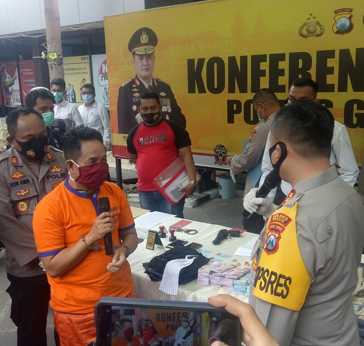 Kapolres AKBP Arief Fitrianto didampingi  Kapolsek Cerme AKP Nur Amin saat menginterogasi tersangka M Ilyas. SP/M AIDID