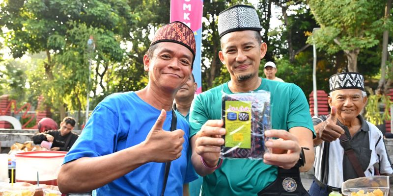 Menparekraf Sandiaga Uno bersama pedagang UMKM di Taman Bungkul Surabaya, Sabtu (15/7/2023). Foto: Kemenparekraf.