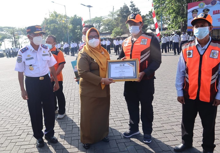 Wabup Gresik Aminatun Habibah didampingi Kadishub Tursilowanto Hariogi saat memberikan penghargaan kepada mereka yang berjasa di bidang perhubungan. SP