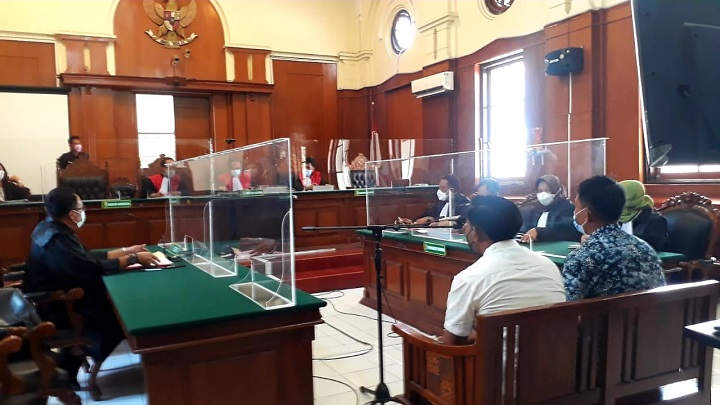 Dua anggota polisi aktif Polda Jatim yang menjadi terdakwa kekerasan terhadap Jurnalis Tempo Nurhadi menjalani sidang perdana di Pengadilan Negeri (PN) Surabaya. Rabu (22/9/2021). SP/Budi Mulyono