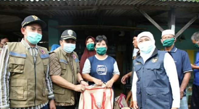 Salah satu keluarga korban banjir dikunjungi Gubernur Jawa Timur Khofifah Indar Parawansa