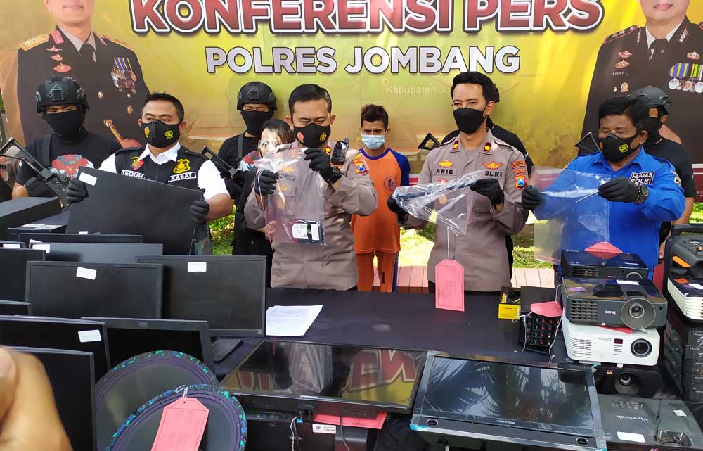 Petugas menunjukkan barang bukti sejumlah barang elektronik yang diambil pelaku.