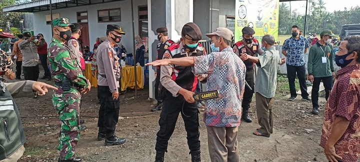 Para warga diperiksa sebelum memasuki tempat pemilihan. SP/Hadi Lestariono