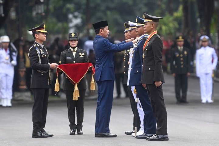 Presiden Jokowi melantik 833 perwira remaja TNI dan Polri dari Akademi Militer, Akademi AL, Akademi AU, dan Akademi Kepolisian dalam Upacara Prasetya Perwira TNI dan Polri tahun 2023 di halaman Istana Merdeka, Jakarta, Rabu (26/7/2023).