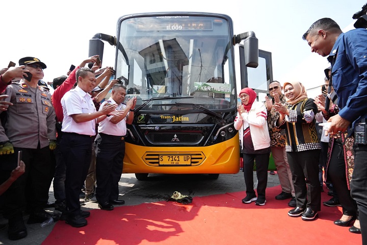 Gubernur Jatim Khofifah Indar Parawansa dan Wali Kota Mojokerto Ika Puspitasari saat membuka Transjatim koridor II di Terminal Kertajaya, Minggu (20/8/2023).