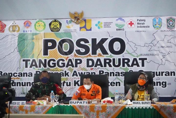 Bupati Lumajang saat memimpin rakor relokasi korban erupsi Semeru. SP/Lim