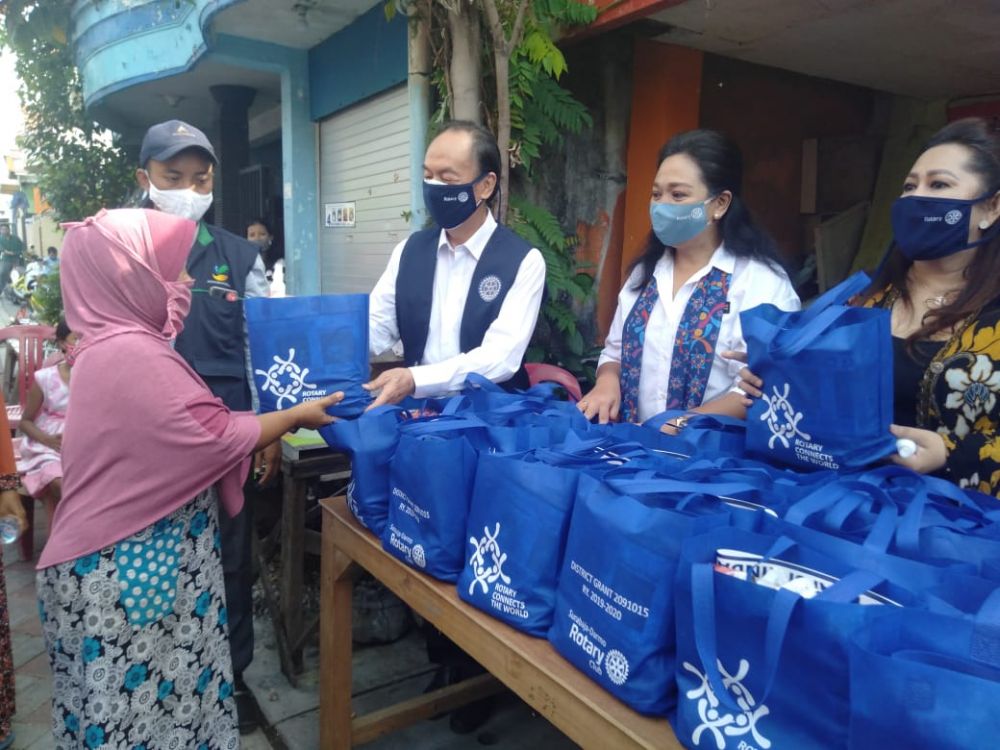 Club Surabaja Darmo berikan bantuan kepada lansia di Klakah Rejo GG. Sampurna Surabaya. SP/Iker