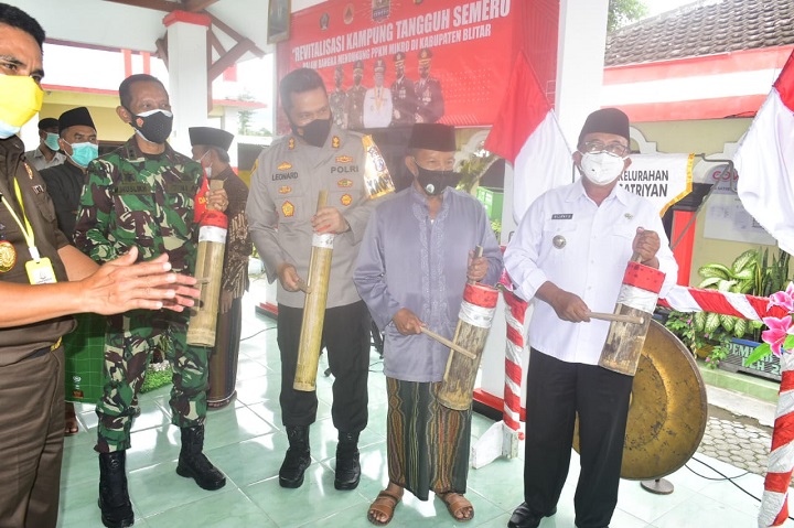 Bupati menabuh kentongan yang diikuti Jajaran Forpimda dan Perwakilan Toga dan Tomas menandai peresmian Kampung Tangguh Semeru di Kab Blitar. SP/Les