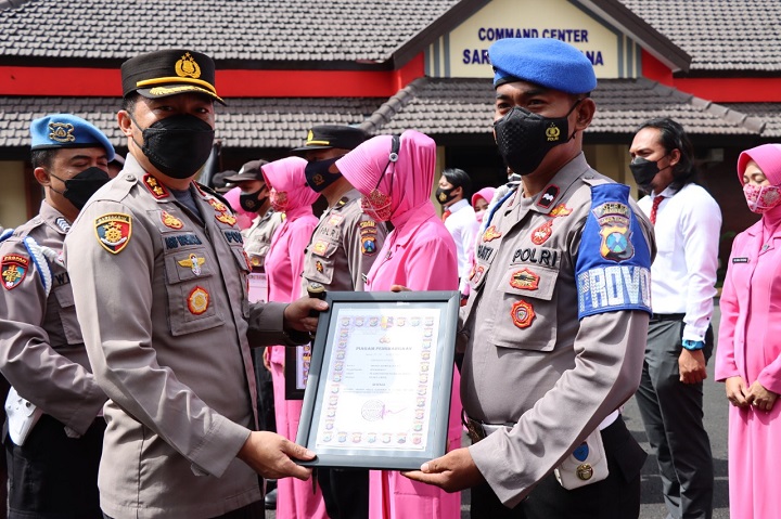 Kapolres Jember menyerahkan piagam penghargaan kepada salah satu personel. SP/Her