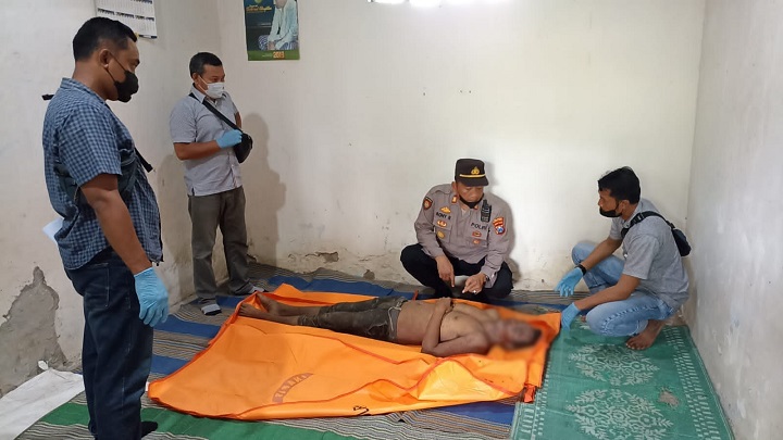 Kapolsek Ponggok AKP Sony Suhartanto saat di rumah korban. SP/Hadi Lestariono