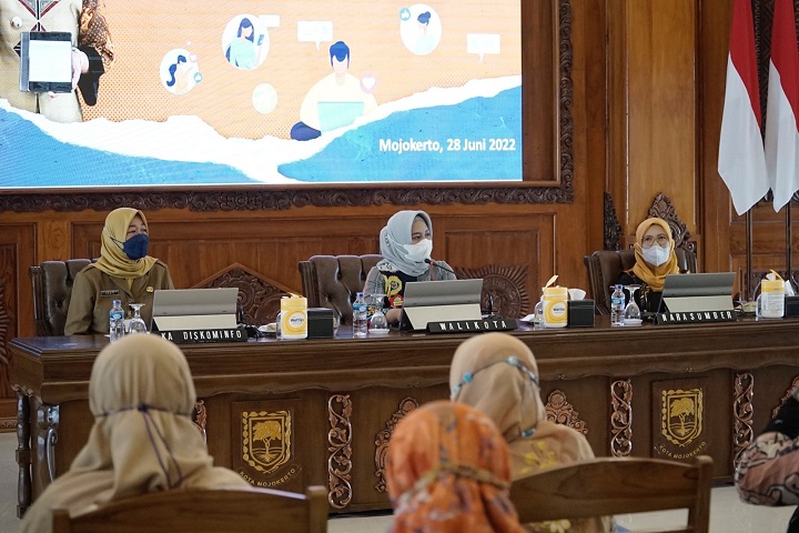 Ning Ita saat membuka Penguatan dan Pelatihan Literasi Digital Berkala KIM Tahun 2022 di Sabha Mandala Madya Kantor Pemkot Mojokerto, Selasa (28/6/2022) siang. SP/Dwy AS