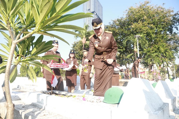 Kajati Jatim, Dr. Mia Amiati, SH, MH memimpin kegiatan ziarah dan tabur bunga di Taman Makam Pahlawan 10 November. SP/Budi Mulyono