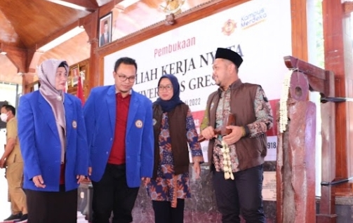 Bupati Gresik Fandi Akhmad Yani didampingi jajaran rektorat Unigres usai membuka kegiatan KKN di Balai Desa Padeg, Kecamatan Cerme. SP/Grs