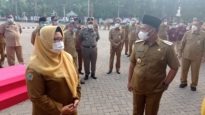 Pasangan Bupati Gus Yani dan Wabup Ning Min usai mengikuti apel Senin pagi di Halaman Kantor Bupati. SP/M.AIDID