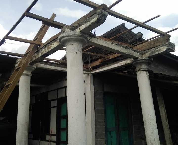 Hujan lebat disertai angin kencang yang melanda Blitar membuat rumah warga rusak. SP/Hadi Lestariono