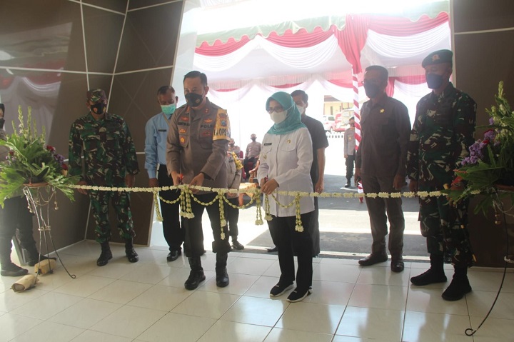 Kapolres Blitar dan Bupati Blitar melakukan pengguntingan pita. SP/Hadi Lestariono