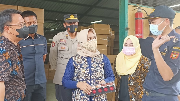 Wali Kota Mojokerto, Ita Puspitasari saat memberangkatkan ekspor rokok Kota Mojokerto ke luar negeri. SP/Dwy AS
