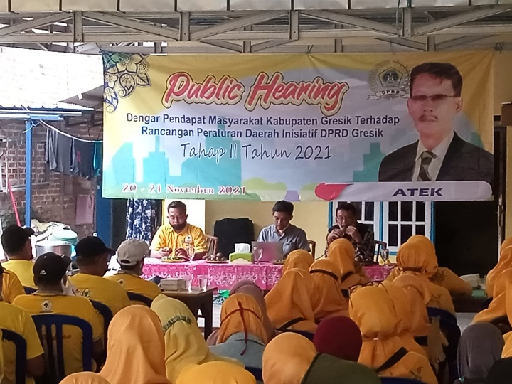 Anggota Komisi IV DPRD Gresik Atek Ridwan saat menggelar public hearing di kediamannya, Desa Sumput, Kecamatan Driyorejo, Gresik. SP/Grs
