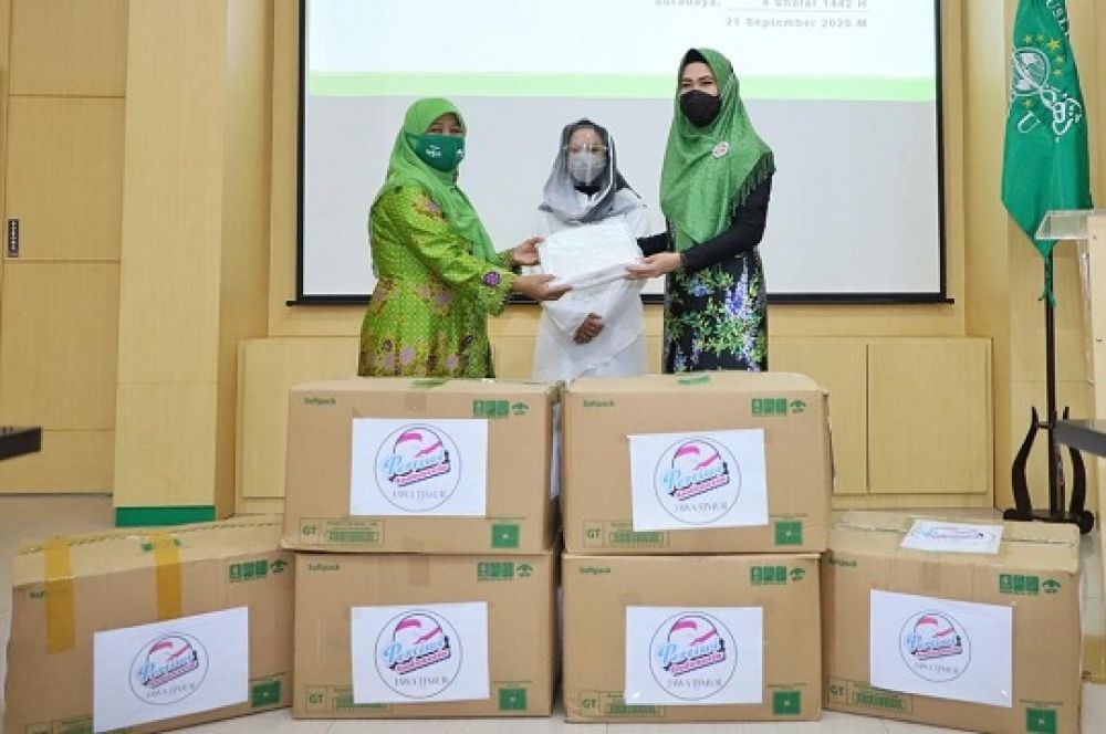 Ketua Pertiwi Indonesia Jatim,Lita Machfud Arifin, menyerahkan bantuan 1.000 APD ke Ketua Muslimat Surabaya.SP/ Alqomaruddin.