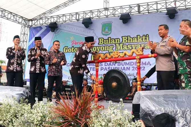 Bupati Pasuruan Dr. H. M. Irsyad Yusuf, SE, MMA memukul gong menandai diresmikannya Peringatan Bulan Bhakti Gotong Royong Masyarakat (BBGRM).