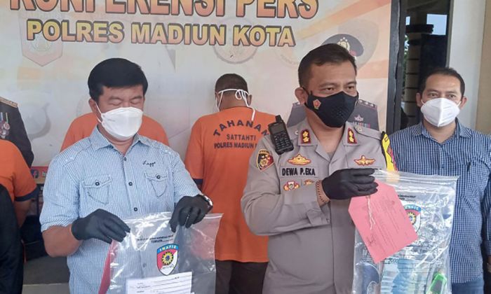 Kapolres Madiun Kota AKBP Dewa Putu Eka bersama kasatreskrim menunjukkan barang bukti saat konferensi pers.