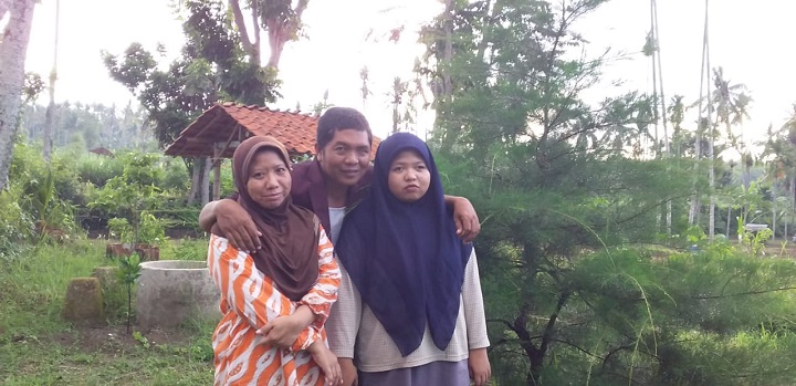 Pengelola destinasi wisata, "Taman Duribang" Faisol, S.Sos, bersama istrinya, Fitri Nurmaiya Said, S.Ama, dan anaknya, Nabila Millatifa Izal. SP/Ainur Rahman