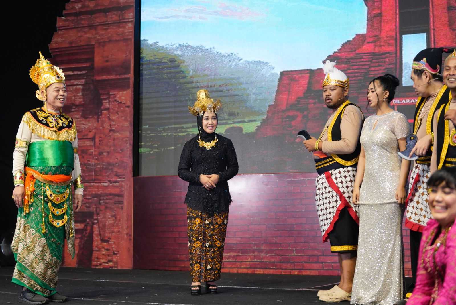 Wali Kota Mojokerto dengan apik memerankan Tribuana Tunggadewi dalam pertunjukan ludruk Semar Mesem "Marcapada Bumi Majapahit".