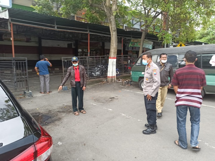 Petugas melakukan olah TKP di lokasi kejadian. SP/Hadi Lestariono