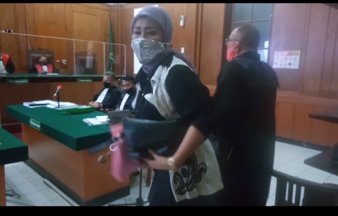 Terdakwa Tutik Rahayu dan Guntual memprotes majelis hakim dan meninggalkan ruang persidangan, di ruang Candra PN Surabaya, Senin (20/09/2021). SP/Budi Mulyono