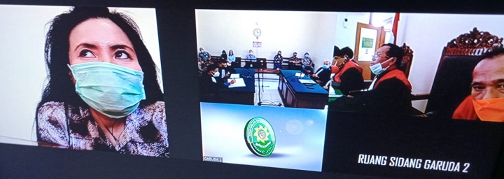 Terdakwa Handayani Pao, saat mendengarkan putusan majelis hakim, di ruang Garuda 2, PN.Surabaya, secara online, Jumat (06/08/2021). SP/Budi Mulyono