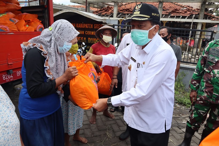 Bupati Sambari memberikan paket sembako kepada korban banjir di Desa Dungus, Kecamatan Cerme. SP/M.AIDID