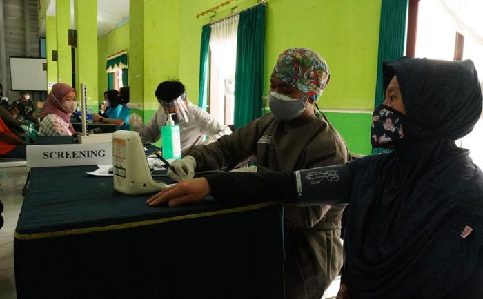 Warga saat mengikuti vaksinasi di Kelurahan Sisir