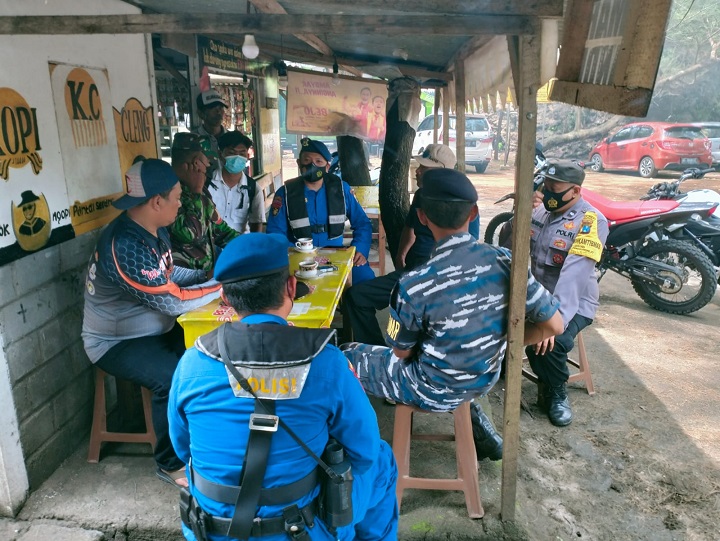 Petugas berembuk sebelum mencari keberadaan korban. SP/Hadi Lestariono