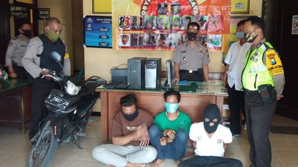 Ketiga tersangka pembobol sekolah MTsN 16 Jombang ditahan di Polsek Tembelang. (SP/Istimewa)