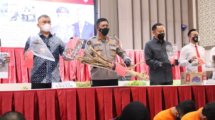 Polisi menunjukkan barang bukti saat rilis. SP/Herman