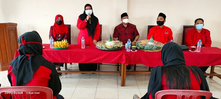 Wabup Gresik terpilih Bu Min memberi sambutan dalam acara tasyakuran yang digelar DPC PDIP Gresik.  SP/M.AIDID