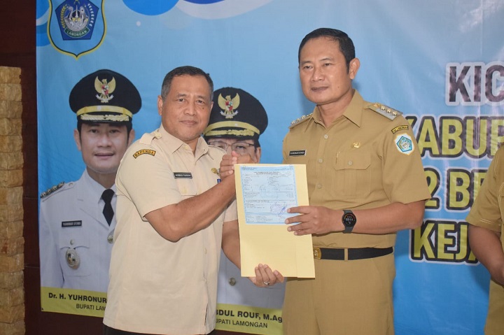 Bupati saat menerima cetak pembayaran PBB miliknya. SP/MUHAJIRIN KASRUN