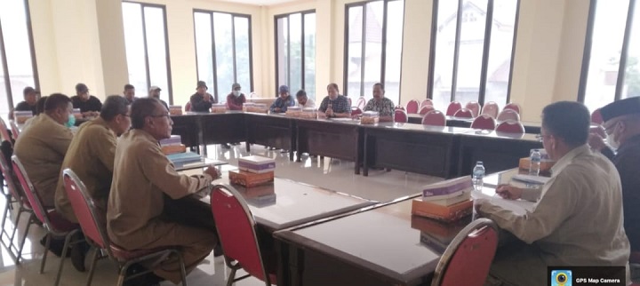 Pendukung Bakal Calon Kepala Desa (Bacakades) Canggu Welly Wilianto saat mediasi dengan wakil rakyat. SP/Dwy AS