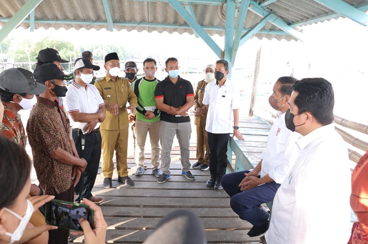 Presiden Joko Widodo didampingi Menteri BUMN Erick Thohir berdialog dengan nelayan di Bale Purbo, Kelurahan Lumpur, Gresik. SP/Grs