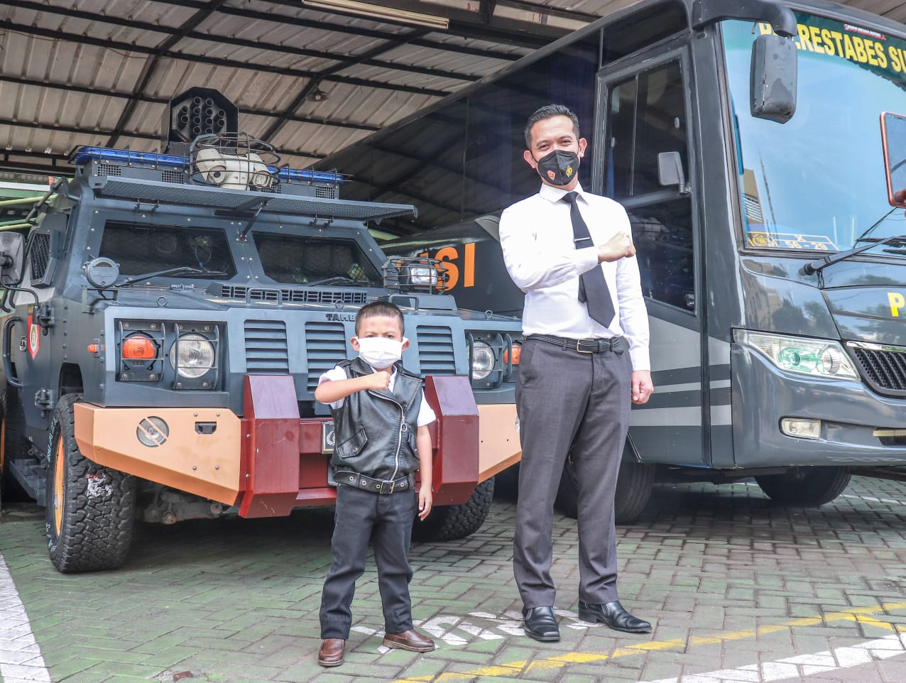 Kasat Intelkam Polrestabes Surabaya AKBP Wimboko, SIK bersama Husain Latuconsina saat kegiatan photoshot di Mapolrestabes Surabaya, Kamis (11/2/21).