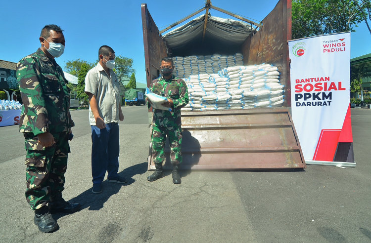 Proses penyerahan bantuan di Korem Jl. Achmad Yani, Surabaya, Senin (19/7/2021). Sp/Arlana