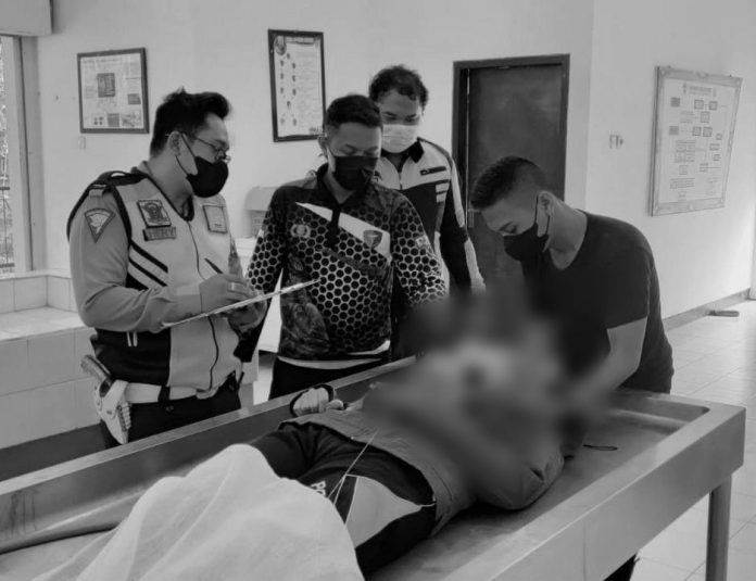 Petugas saat mengidentifikasi korban.