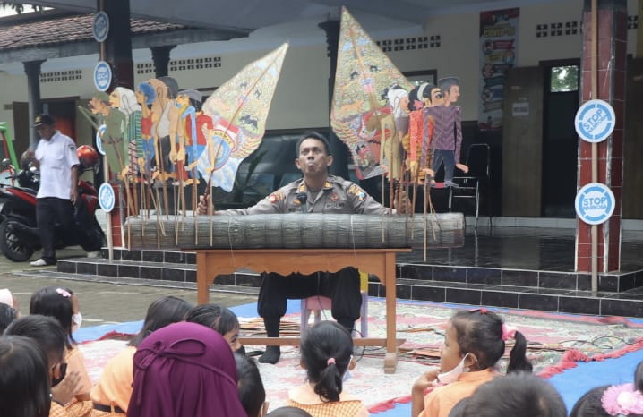 AKP Bowo Wicaksono ini mengenalkan tokoh pahlawan nasional melalui cerita wayang