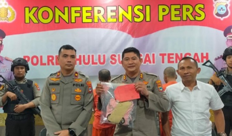 Kapolres HST, AKBP Jimmy Kurniawan memimpin konferensi pers kasus persetubuhan anak kandung dan cucu kandung. SP/ KLS