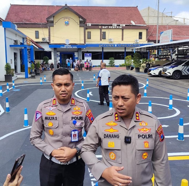 Kapolres Blitar Kota AKBP Danang Prasetyo, didampingi Kasat Lantas AKP Mulyo Sugiharto beri keterangan pada wartawan. SP/Lestariono