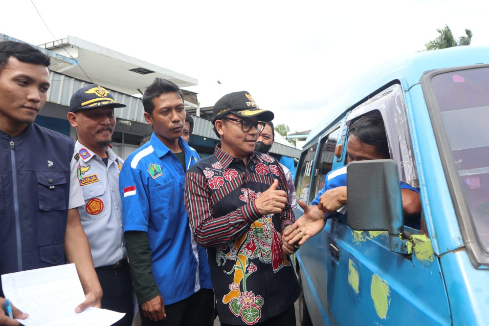 Penyerahan bantuan subsidi BBM ke sopir angkot di Terminal Arjosari Malang, Jumat (14/4/2023). Foto: Pemkot Malang.