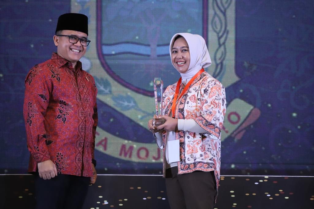 Wali kota menerima penghargaan Top 45 KIPP dari Menteri PAN-RB atas inovasi Canting Gulo Mojo.