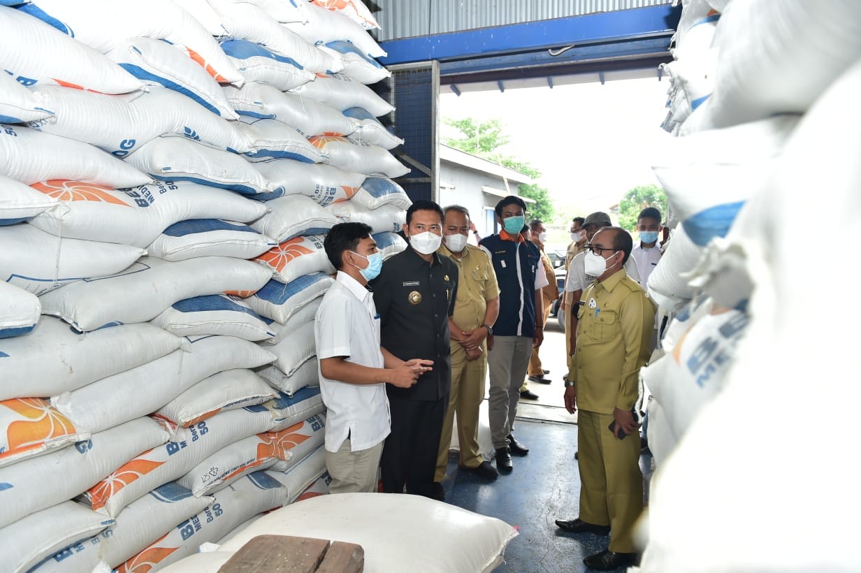 Bupati Lamongan saat sidak ke Gudang Bulog. SP/MUHAJIRIN KASRUN