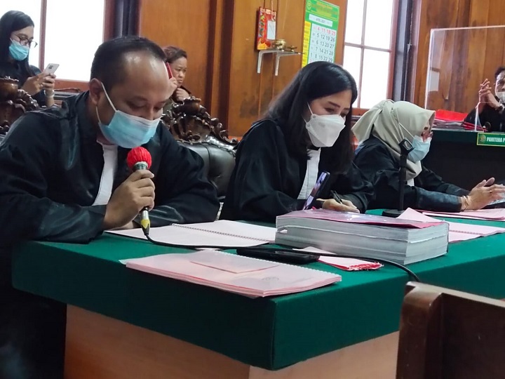 Tampak tim jaksa dari Kejati Jatim saat bergiliran membacakan berkas tuntutan di ruang Candra PN Surabaya, Senin (12/4/2021). SP/Budi Mulyono