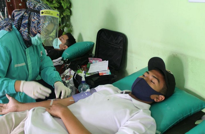 Pekerja PT Pria saat mengikuti giat donor darah massal. SP/Dwi AS